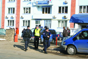 Poliţiştii de frontieră şi vameşii ridicaţi de la Punctul de Trecere a Frontierei Siret, pentru fapte de corupţie şi contrabandă cu ţigări, au fost aduşi, ieri, la sediul DNA din Bucureşti, unde au fost audiaţi de procurori. Poliţiştii de frontieră şi vameşii ridicaţi de la Punctul de Trecere a Frontierei Siret, pentru fapte de corupţie şi contrabandă cu ţigări, au fost aduşi, ieri, la sediul DNA din Bucureşti, unde au fost audiaţi de procurori.
